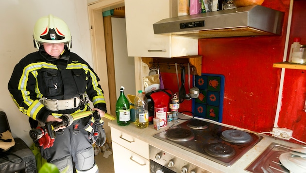 Nachdem die Feuerwehr die Wohnanlage evakuiert hatte, verschafften sich die Einsatzkräfte ...