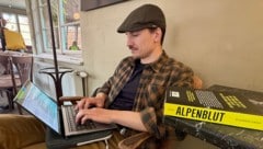 Der Klagenfurter Alexander Cimzar unterrichtete an der HTL – mit „Alpenblut“ (Emons) wird er ...