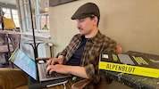 Der Klagenfurter Alexander Cimzar unterrichtete an der HTL – mit „Alpenblut“ (Emons) wird er ...