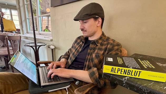 Der Klagenfurter Alexander Cimzar unterrichtete an der HTL – mit „Alpenblut“ (Emons) wird er ...