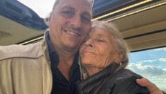 Sohn Christoph umarmt seine freigelassene Mama Eva Gretzmacher (76).