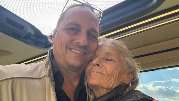Son Christoph hugs his released mother, Eva Gretzmacher (76).