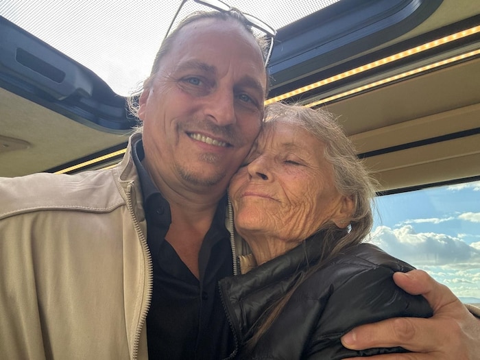 Sohn Christoph umarmt seine freigelassene Mama Eva Gretzmacher (76).