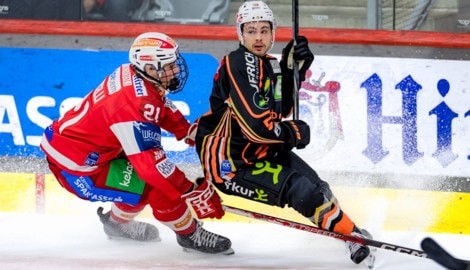 Clay Hanus (r.) und die 99ers verloren im ersten Saison-Duell beim KAC mit 2:6.