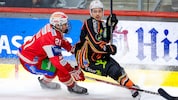 Clay Hanus (r.) und die 99ers verloren im ersten Saison-Duell beim KAC mit 2:6.