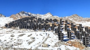 Christof Birbaumer Am Gletscher sind rund 800 Elemente mit 12.663 PV-Modulen aufgestellt.
