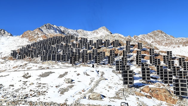 Am Gletscher sind rund 800 Elemente mit 12.663 PV-Modulen aufgestellt.