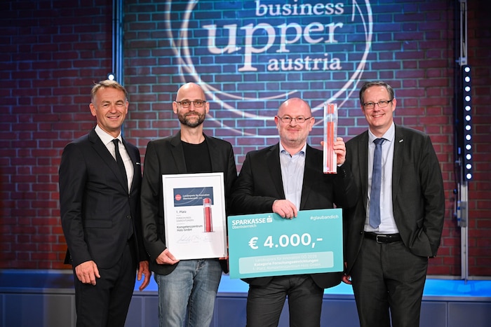 Christoph Unterweger (2. v. li.) und Christian Fürst (2. v. re.) vom Kompetenzzentrum Holz ...