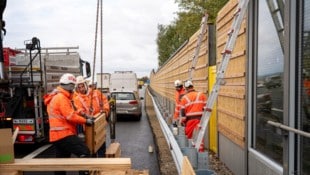 Der Aufbau der neuen Lärmschutzwand hat begonnen.