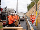 Der Aufbau der neuen Lärmschutzwand hat begonnen.