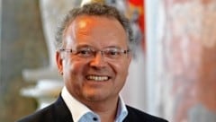 Der EU-Abgeordnete Gerald Hauser ist einer der Finalisten für den Satirepreis „Goldenes Brett ...