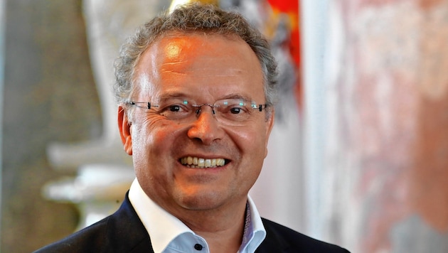 Der EU-Abgeordnete Gerald Hauser ist einer der Finalisten für den Satirepreis „Goldenes Brett ...
