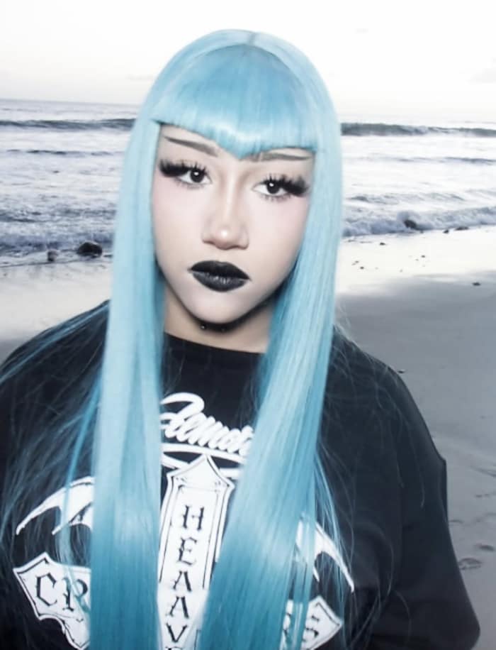 North West experimentiert gerne mit auffälligen Outfits, bunten Haaren und Fake-Piercings.