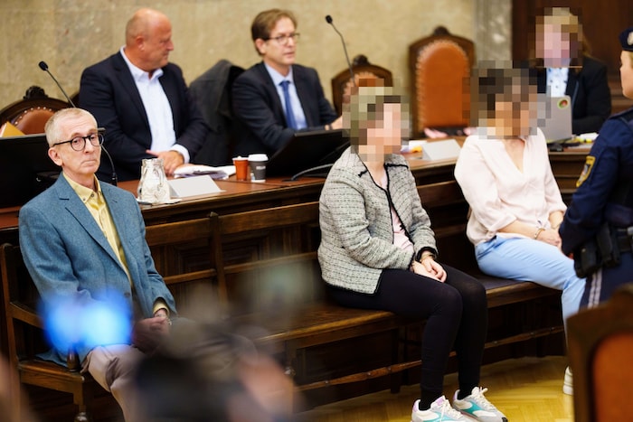 Zu dritt auf der Anklagebank: Günther Paal würdigt die zwei Frauen keines Blickes.