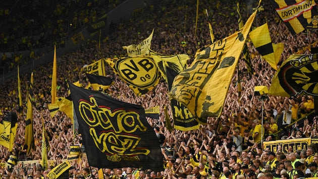 Zuschauer im Dortmunder Stadion stellen ihr Handy in den „FanModus“