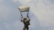 Italiens Regierung hat nach den Krawallen am Wochenende 500 Fallschirmjägerinnen und ...