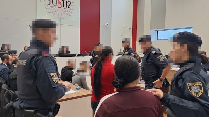 Die Clan-Chefin (Mitte) mit der Oberaufsicht über ihre Schäfchen