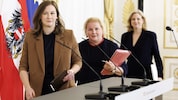 Integrationsministerin Claudia Bauer (ÖVP), Sozialministerin Korinna Schumann (SPÖ), und ...