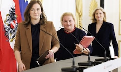 Integrationsministerin Claudia Bauer (ÖVP), Sozialministerin Korinna Schumann (SPÖ), und ...