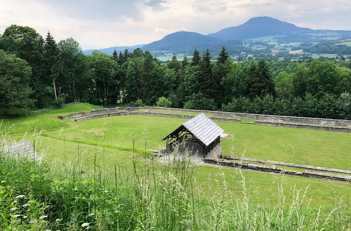 Von 15 bis 16 Uhr führt Archäologin Renate Jernej durch das Amphitheater Virunum.