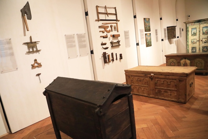 Die Entwicklung der Bauerntruhe im Kärnten Museum.