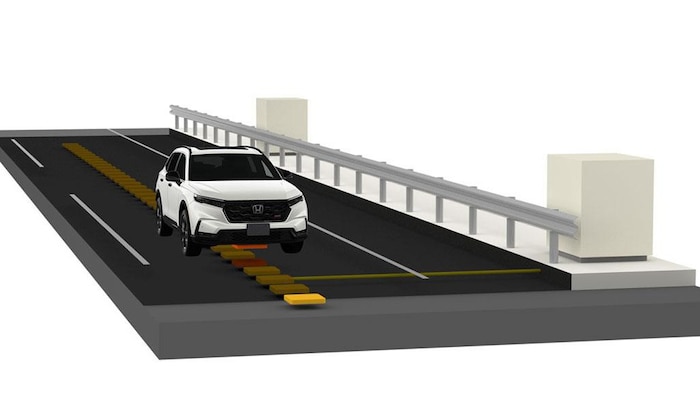 Lange Reihen von Ladmodulen im Asphalt sollen die Autos mit Strom versorgen.