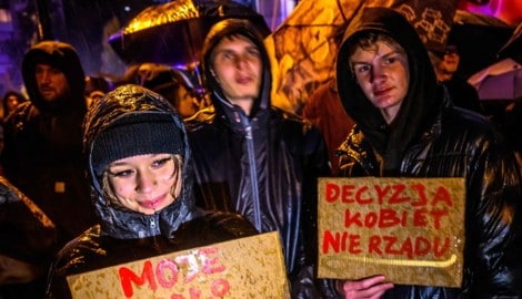 In Polen sind am Donnerstag zahlreiche Menschen für eine Liberalisierung des Abtreibungsrechts ...