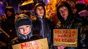 In Polen sind am Donnerstag zahlreiche Menschen für eine Liberalisierung des Abtreibungsrechts ...