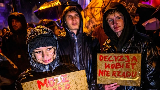 In Polen sind am Donnerstag zahlreiche Menschen für eine Liberalisierung des Abtreibungsrechts ...