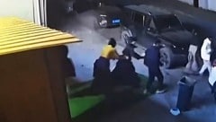 Menschen stürmen aus einem Restaurant, während Trümmer fallen.