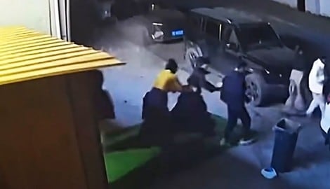 Menschen stürmen aus einem Restaurant, während Trümmer fallen.