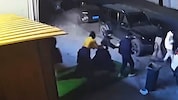 Menschen stürmen aus einem Restaurant, während Trümmer fallen.