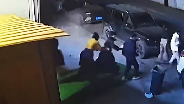 Menschen stürmen aus einem Restaurant, während Trümmer fallen.