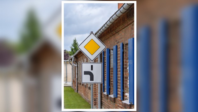 Muss man auf einer abbiegenden Vorrangstraße blinken oder nicht? 