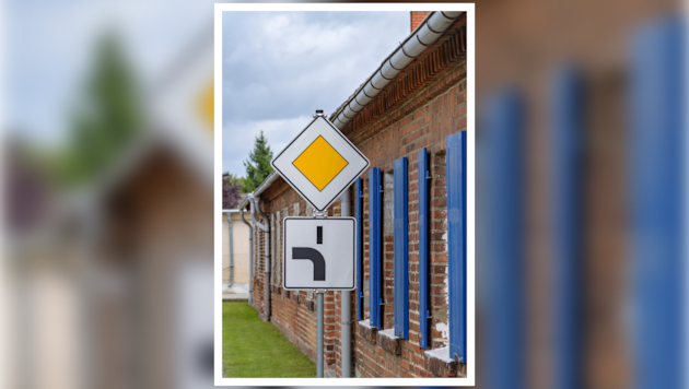 Muss man auf einer abbiegenden Vorrangstraße blinken oder nicht?