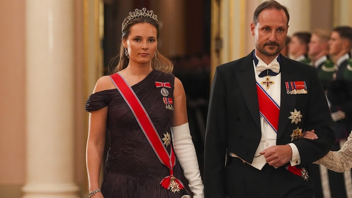 Die norwegische Kronprinzessin Ingrid Alexandra an der Seite ihres Vaters König Haakon. Auf ...