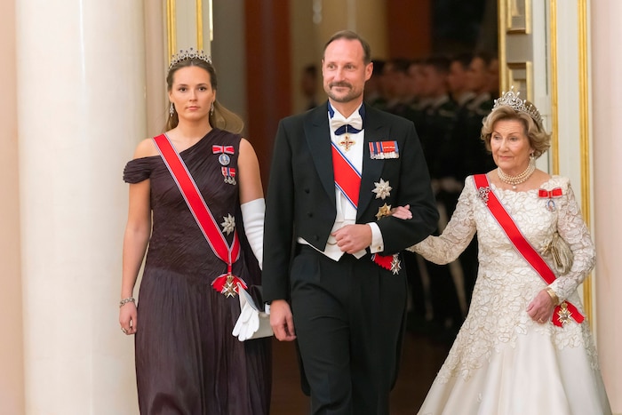 König Haakon wurde am Donnerstagabend von seiner Tochter und Thronfolgerin Ingrid Alexandra ...