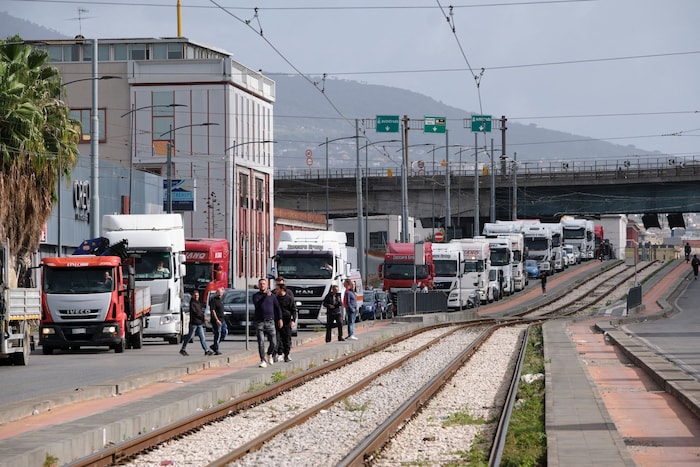 Im Süden Italiens blockieren Lkw-Fahrer Straßen.