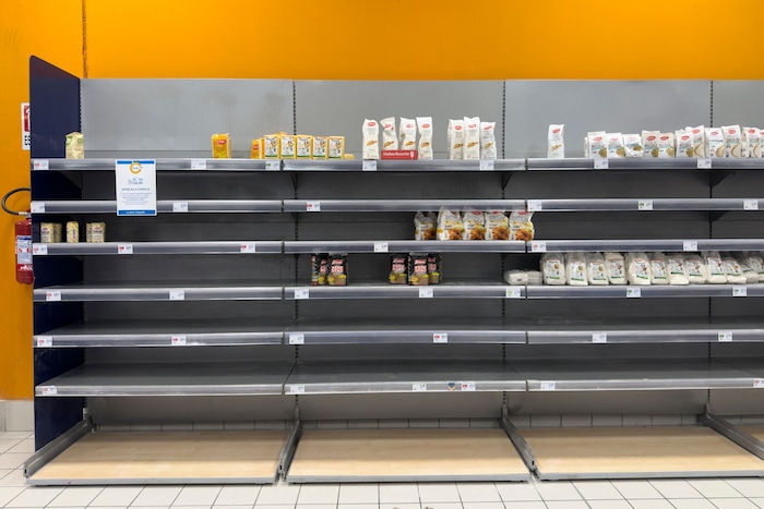Zahlreiche Supermarktregale sind leergeräumt.