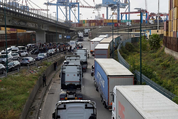 Teilweise geht es auf den Straßen überhaupt nicht mehr weiter.
