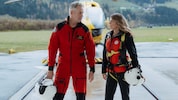 Katharina (Luise Bähr) und Michi (Robert Lohr) sehen in der „Die Bergretter“-Folge „Spiel mit ...