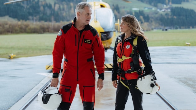 Katharina (Luise Bähr) und Michi (Robert Lohr) sehen in der „Die Bergretter“-Folge „Spiel mit ...