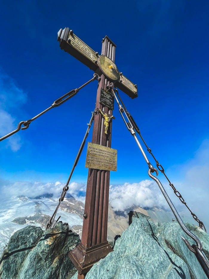 Das Glocknerkreuz markiert den höchsten Punkt Österreichs.