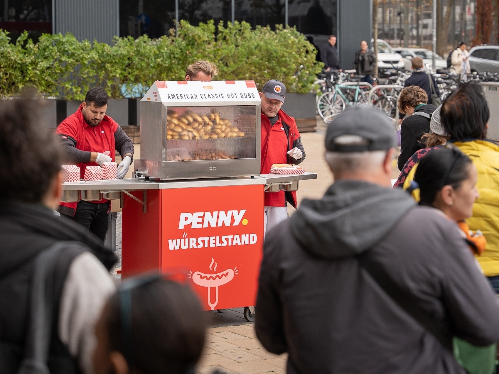 Großer Andrang beim PENNY Hotdog Stand.