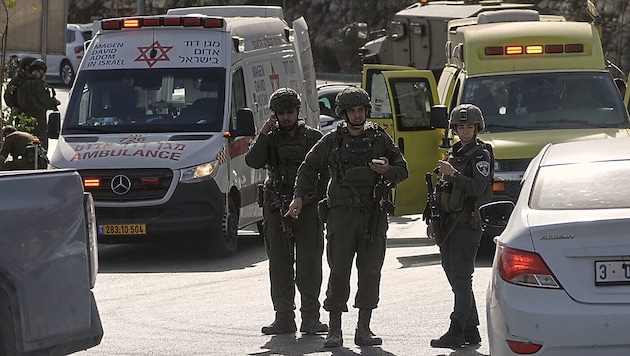 Israelische Soldaten in der Nähe des Tatorts