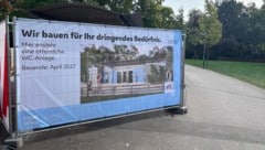 Die öffentliche Toilette, ganz in der Nähe des Rathauses, ist noch für das nächste halbe Jahr ...