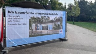 Die öffentliche Toilette, ganz in der Nähe des Rathauses, ist noch für das nächste halbe Jahr ...
