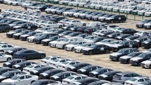 Der schwedische Autobauer Volvo streicht rund 2500 Arbeitsplätze.