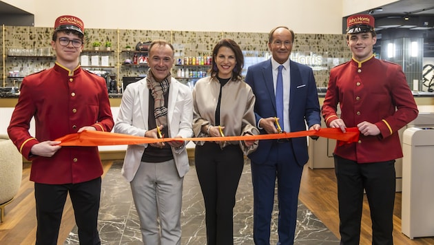 Landeshauptfrau Karoline Edtstadler, Bürgermeister Bernhard Auinger und John Harris Eigentümer ...