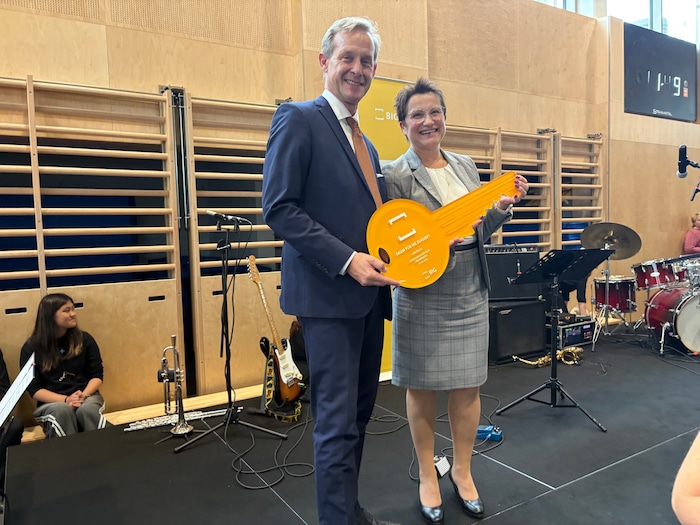 Offizielle Schüsselübergabe von BIG-Chef Gerald Beck an Schulleiterin Elvira Steindorfer.